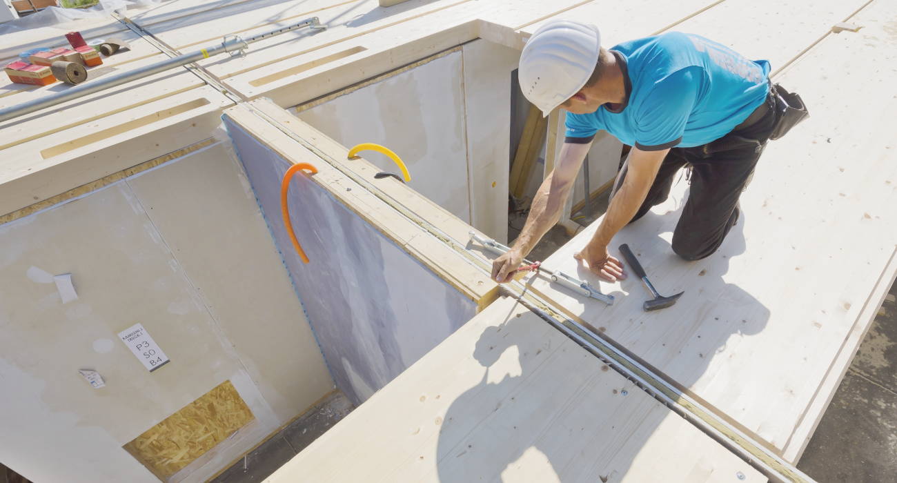 Montage der Wand- und Dachelemente auf der Baustelle